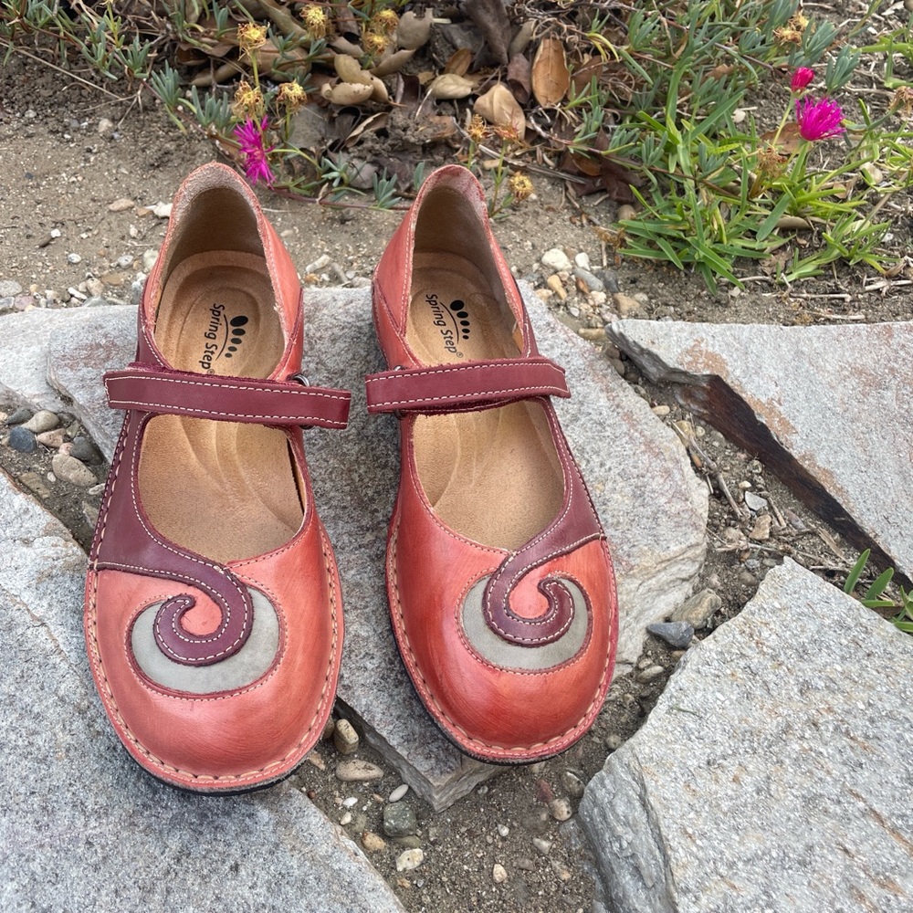 Women’s Spring Step Cosmic Red and Gray Leather Mary Jane Shoes Like New!